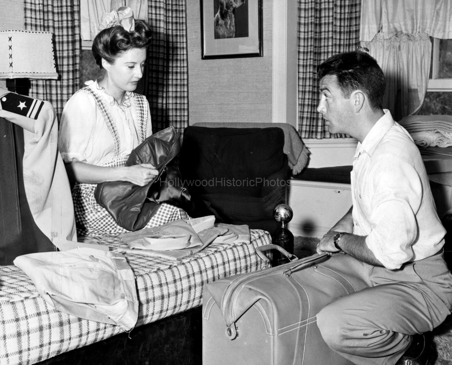 Barbara Stanwyck 1942 Robert Taylor Navy.jpg